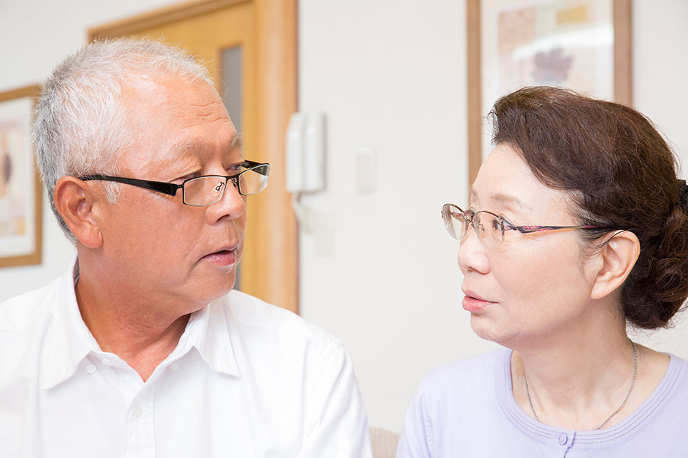 目を合わせる夫婦